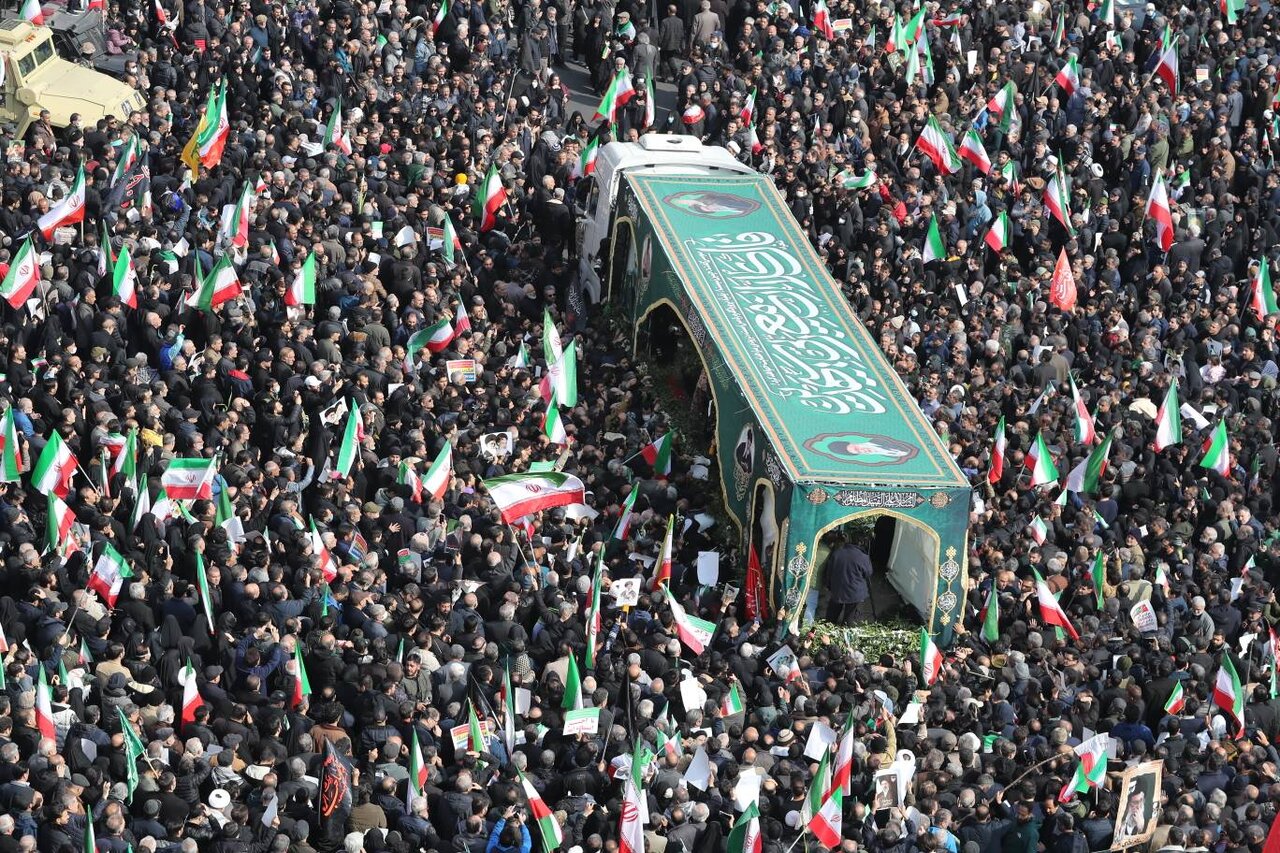 تصاویری از آخرین وداع ملت با قهرمانانی که از میدان انقلاب تا معراج شهدا بدرقه شدند
