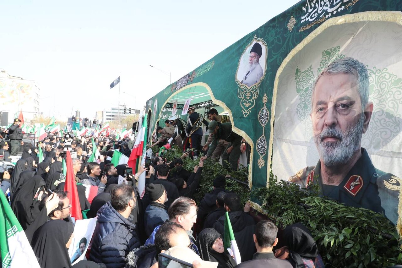تصاویری از آخرین وداع ملت با قهرمانانی که از میدان انقلاب تا معراج شهدا بدرقه شدند