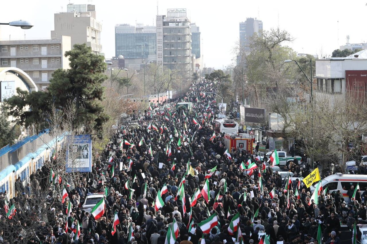 تصاویری از آخرین وداع ملت با قهرمانانی که از میدان انقلاب تا معراج شهدا بدرقه شدند