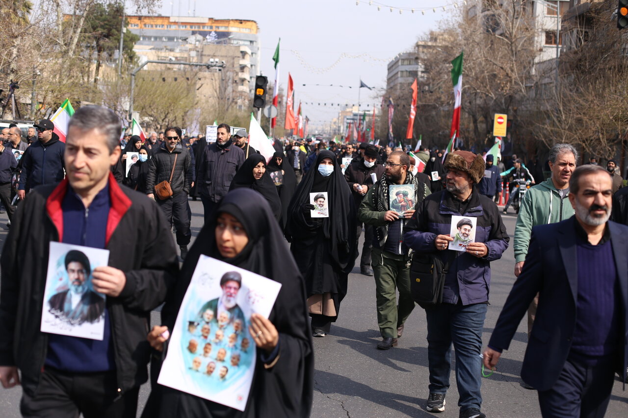 تصاویری از آخرین وداع ملت با قهرمانانی که از میدان انقلاب تا معراج شهدا بدرقه شدند