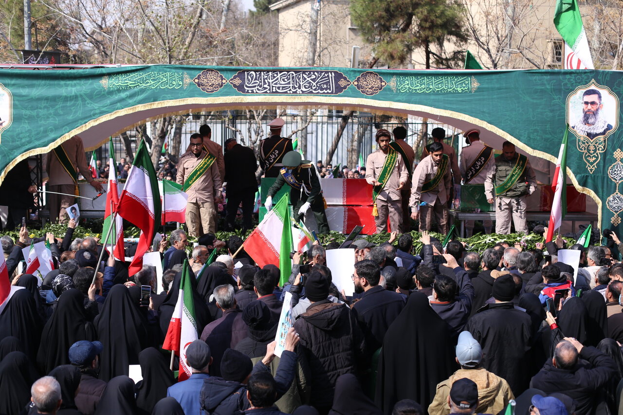 تصاویری از آخرین وداع ملت با قهرمانانی که از میدان انقلاب تا معراج شهدا بدرقه شدند