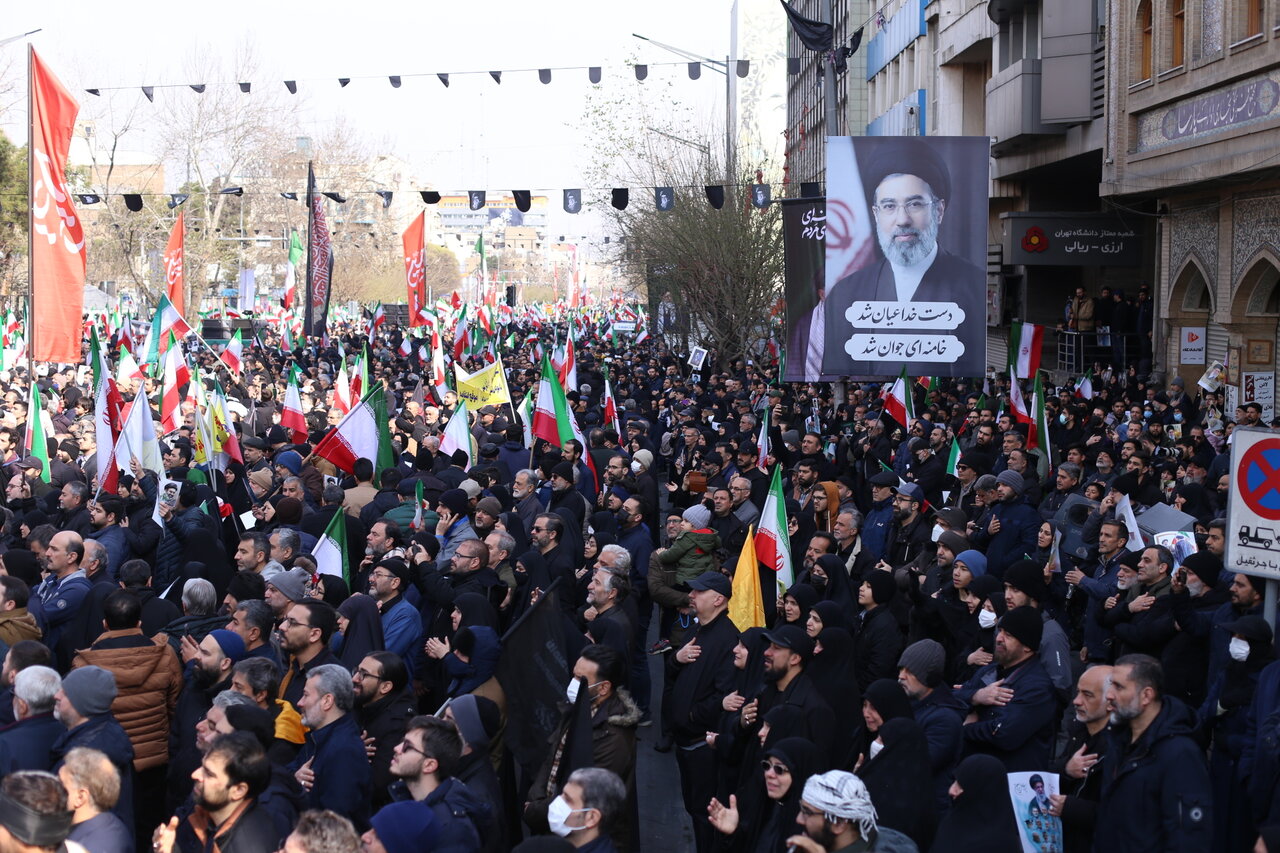 تصاویری از آخرین وداع ملت با قهرمانانی که از میدان انقلاب تا معراج شهدا بدرقه شدند