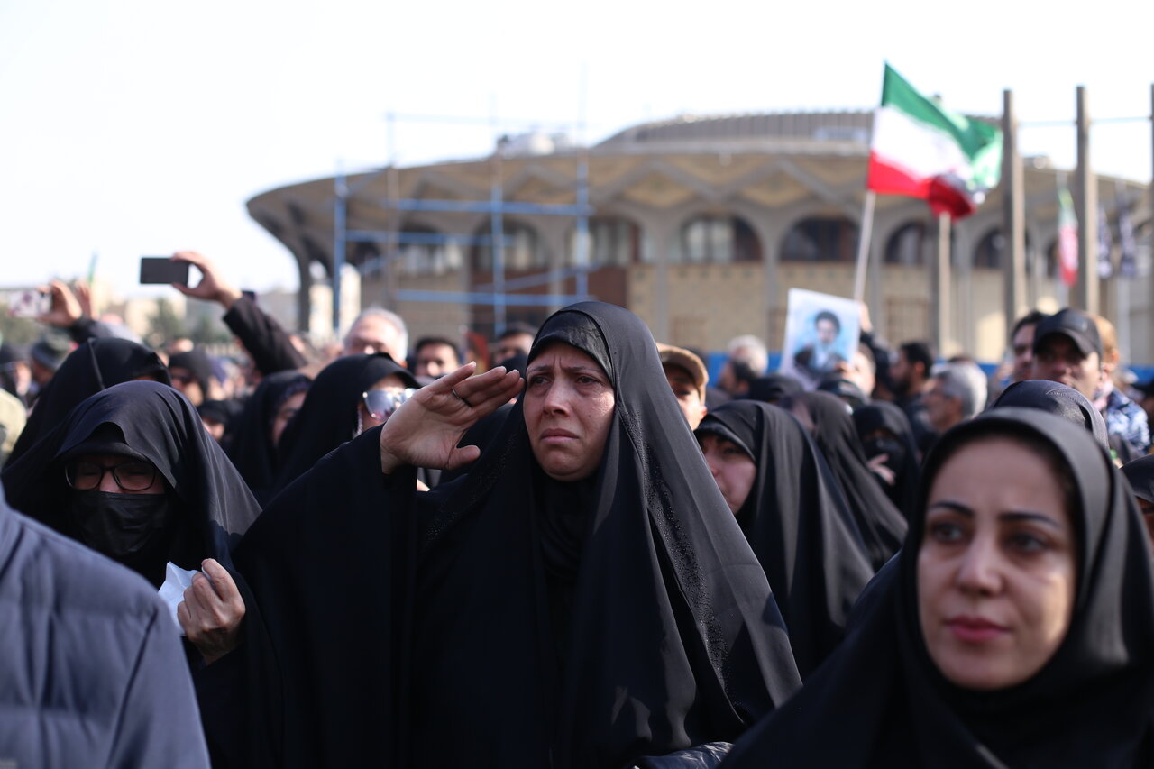 تصاویری از آخرین وداع ملت با قهرمانانی که از میدان انقلاب تا معراج شهدا بدرقه شدند