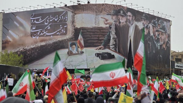 هم‌اکنون میدان انقلاب؛ گزارشی از حضور پرشکوه مردمی روز قدس | رونمایی از دیوارنگاره جدید میدان انقلاب تهران + فیلم و عکس