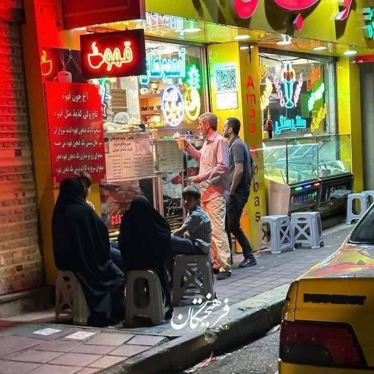 عکسی نه چندان قدیمی از داماد شهید، دختر و نوه رهبر انقلاب در آبمیوه فروشی
