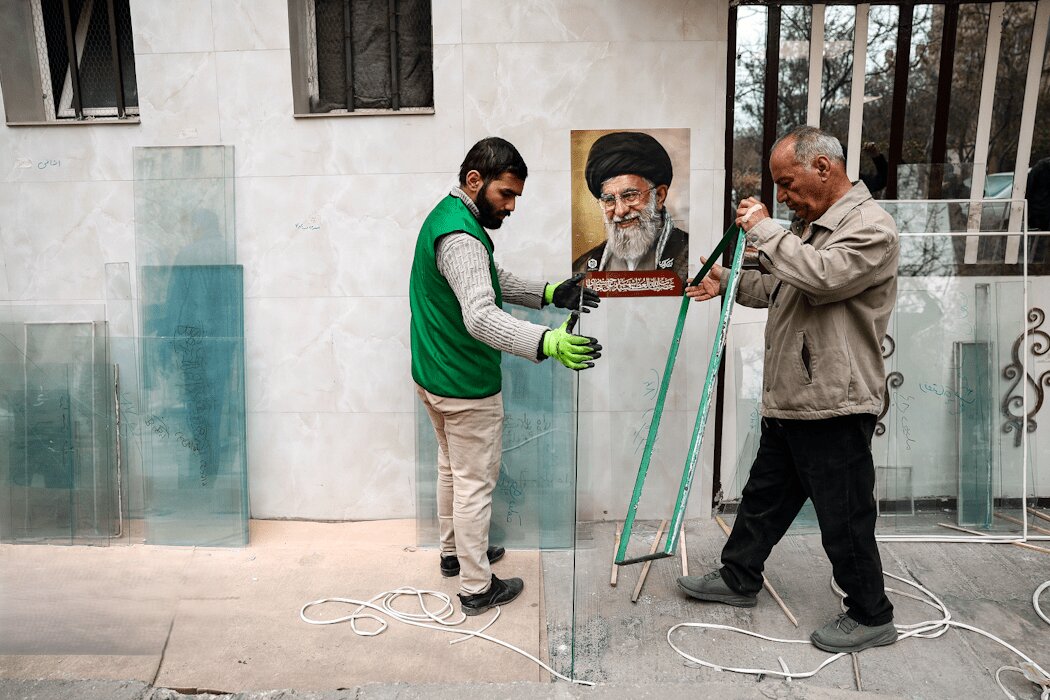 تصاویری از کار جهادی دانشجویان برای بازسازی خانه های آسیب دیده از انفجار