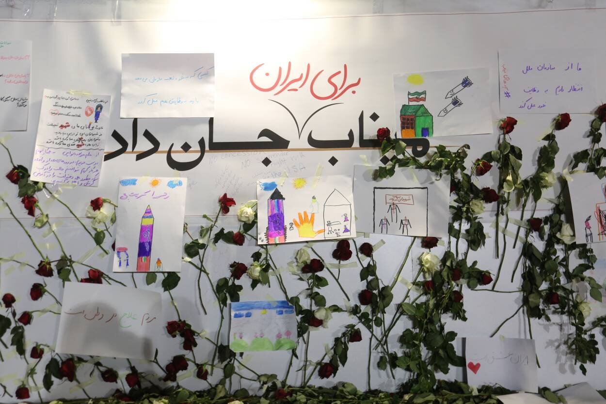 یار دبستانی من | تصاویری از تجمع دانش‌آموزان به یاد شهدای مدرسه میناب
