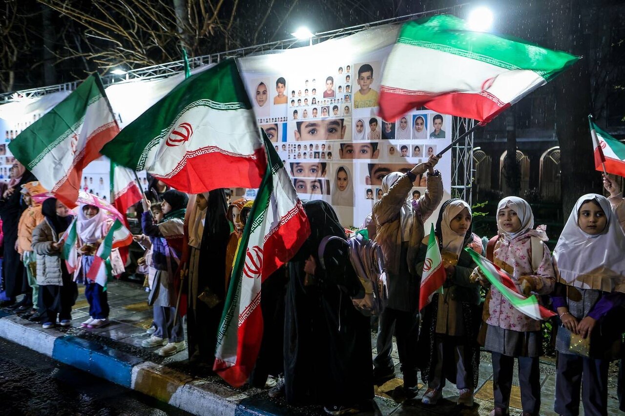 تجمع اعتراضی تهرانی ها به جنایت میناب ادامه دارد