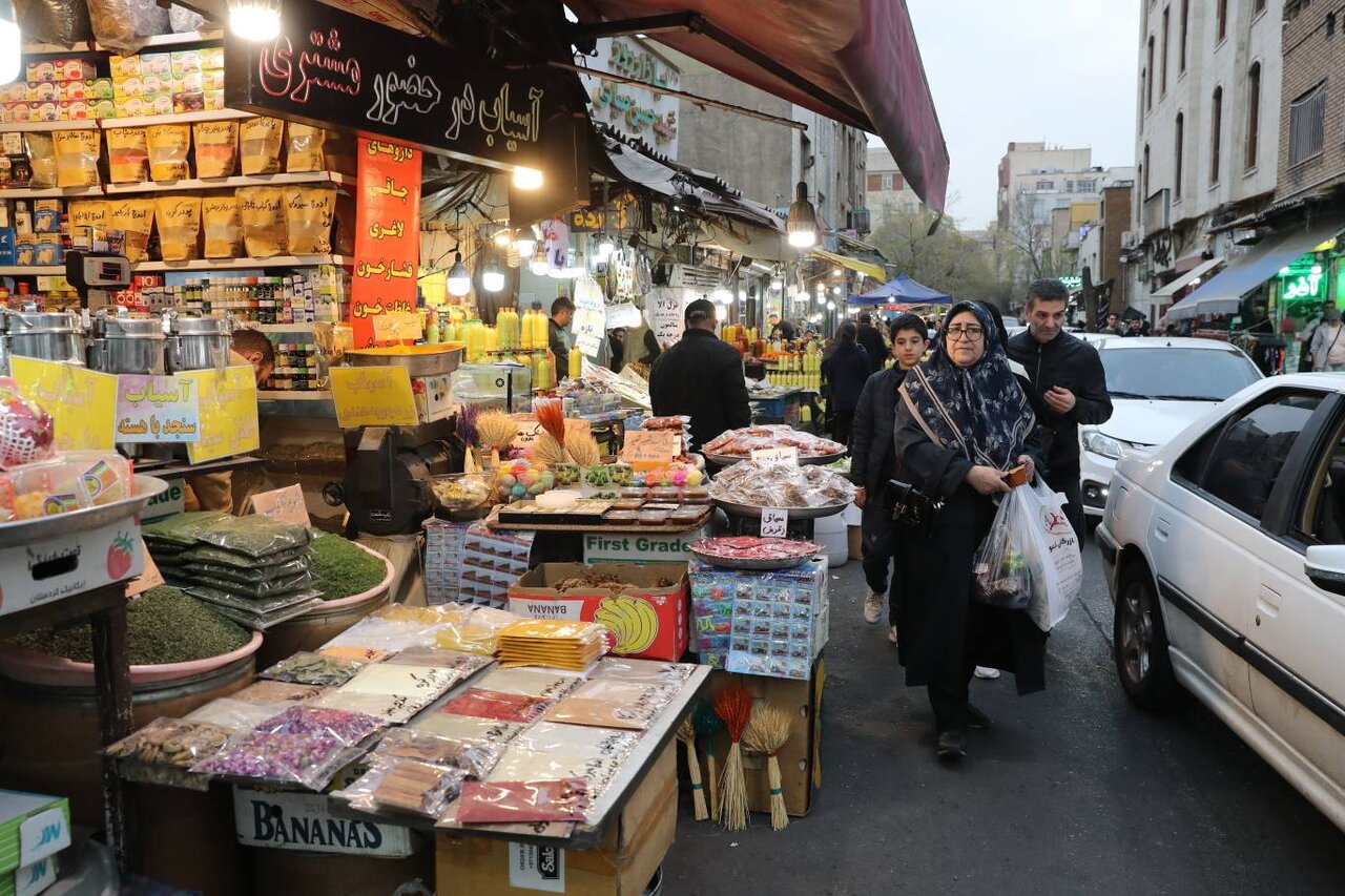 نبض زندگی همچنان در تهران میزند | گزارش تصویری » از شب عید پایتخت
