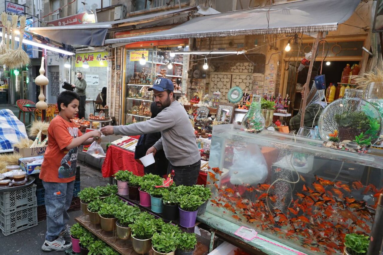 نبض زندگی همچنان در تهران میزند | گزارش تصویری » از شب عید پایتخت