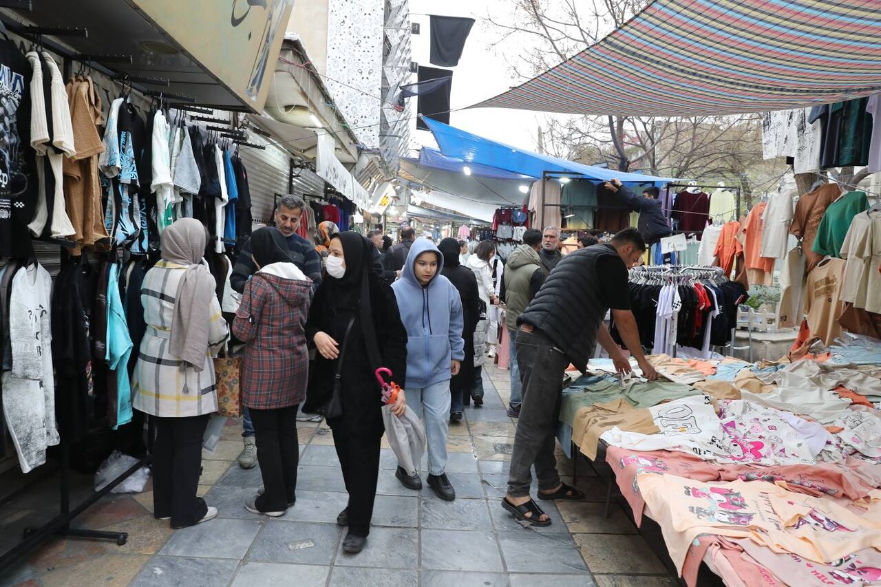 نبض زندگی همچنان در تهران میزند | گزارش تصویری » از شب عید پایتخت