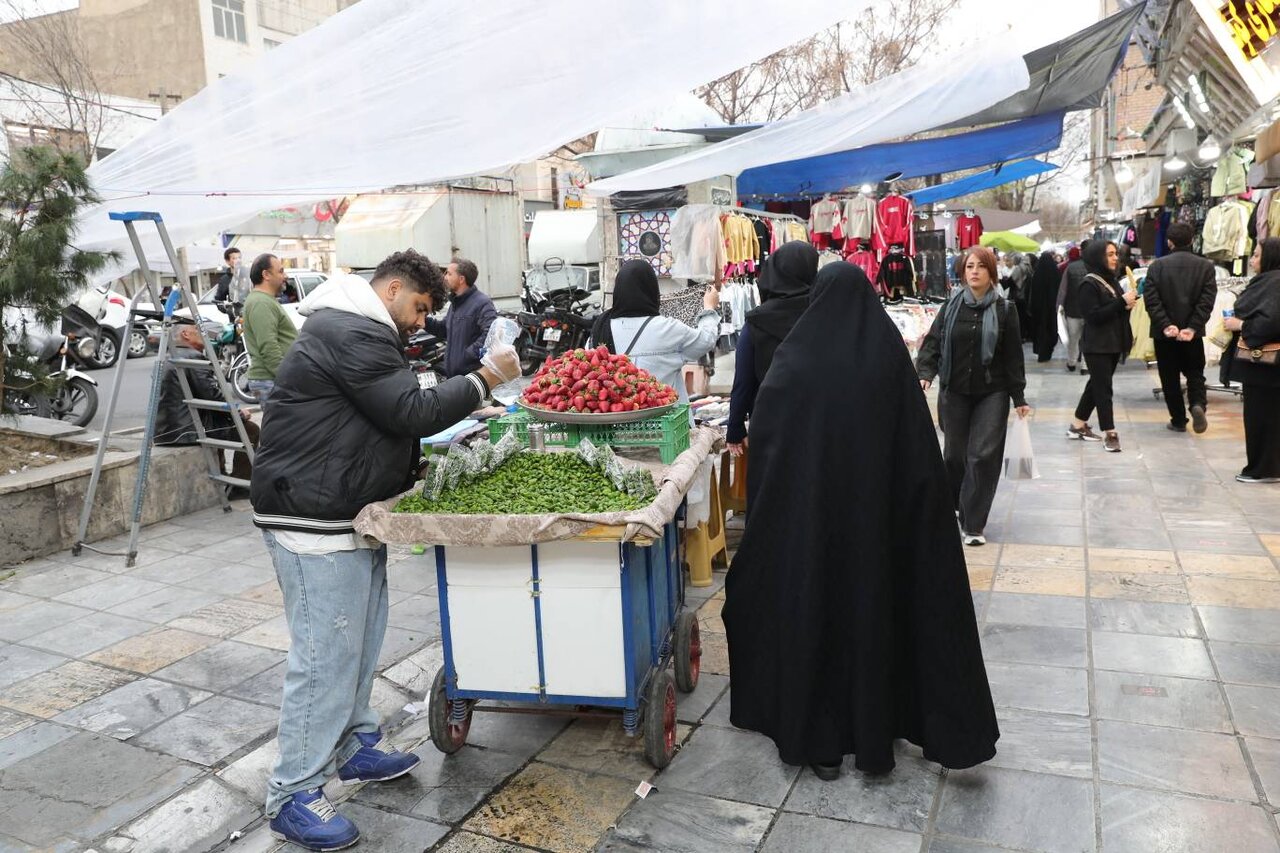 نبض زندگی همچنان در تهران میزند | گزارش تصویری » از شب عید پایتخت