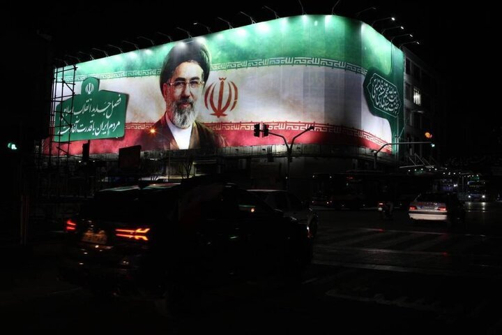 رهبر جدید انقلاب&nbsp;را در خیابان جمهوری ببینید | دیوارنگاره جدید رونمایی شد