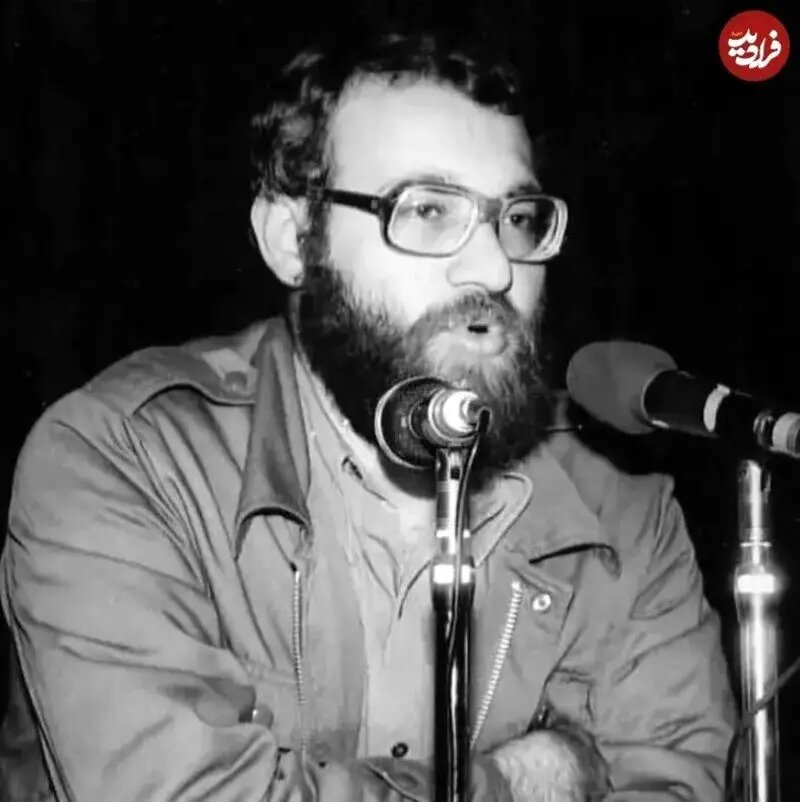 علی لاریجانی در ۲۵ سالگی و در حال سخنرانی در یک مراسم؛ سال ۶۱