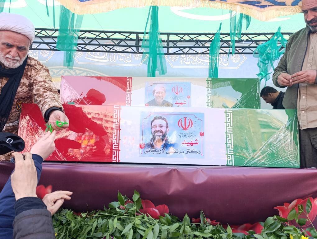 اولین تصاویر از پیکر شهیدان لاریجانی و سردار سلیمانی در مراسم تشییع میدان انقلاب | تصاویر