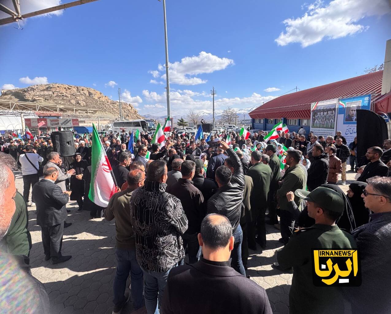 اولین تصویر از استقبال مردم از تیم ملی فوتبال بانوان در گمرک بازرگان