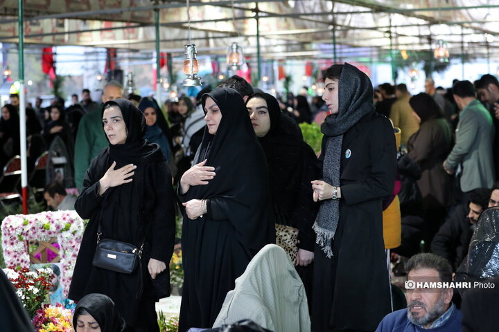 لحظات تحویل سال خانواده ها در کنار شهدای جنگ در بهشت زهرا