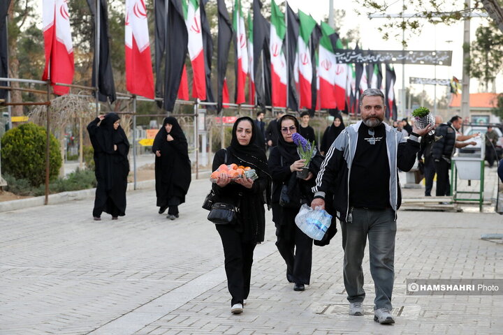 لحظات تحویل سال خانواده ها در کنار شهدای جنگ در بهشت زهرا