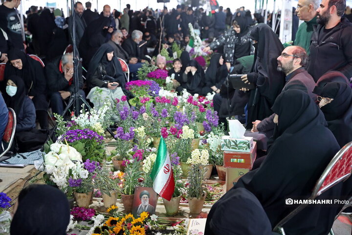 لحظات تحویل سال خانواده ها در کنار شهدای جنگ در بهشت زهرا