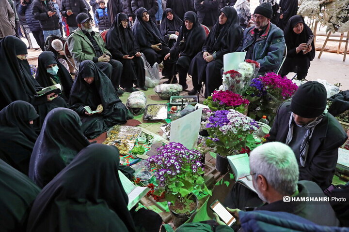 لحظات تحویل سال خانواده ها در کنار شهدای جنگ در بهشت زهرا