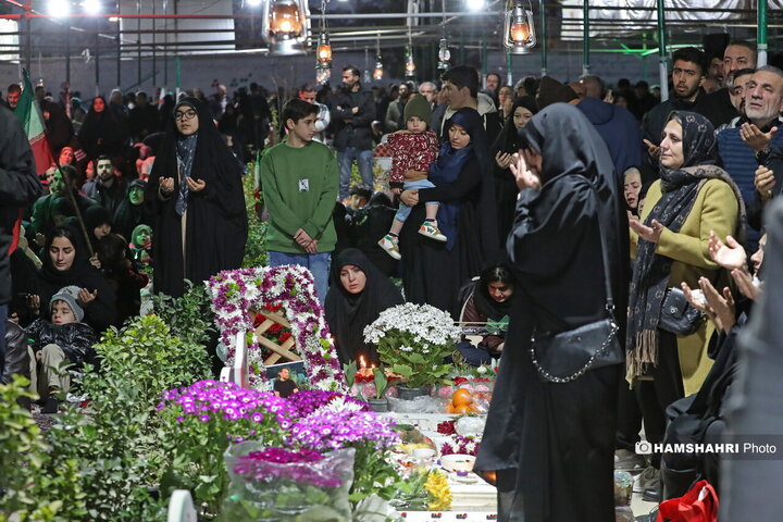 لحظات تحویل سال خانواده ها در کنار شهدای جنگ در بهشت زهرا
