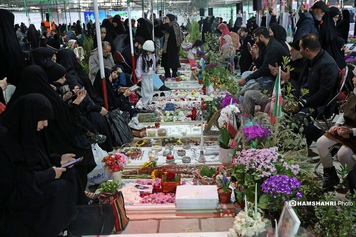 لحظات تحویل سال خانواده ها در کنار شهدای جنگ در بهشت زهرا