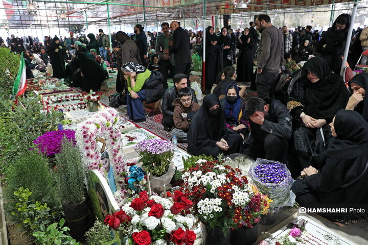 لحظات تحویل سال خانواده ها در کنار شهدای جنگ در بهشت زهرا