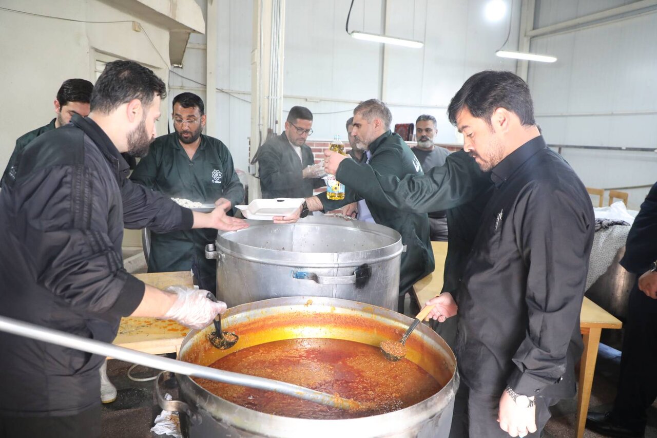 جهاد خدمت؛ توزیع غذای گرم توسط خادمان میان آسیب دیدگان