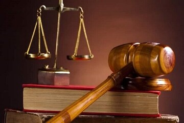 تصاویری از صادق ساعدنیا در جلسه دادگاه با دستبند