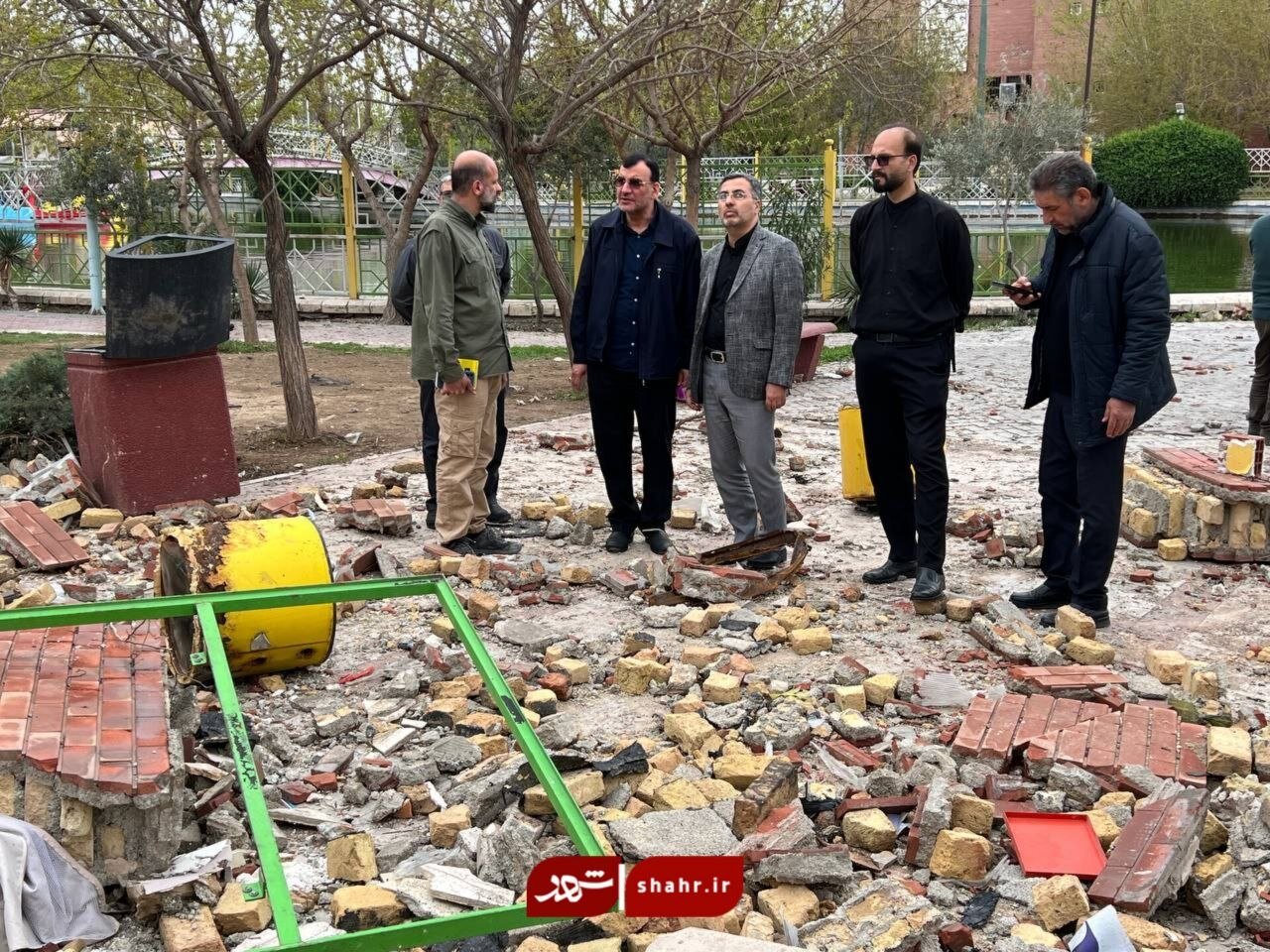 دیدار با خانواده شهدا و بازدید از فرهنگسرای ولا
