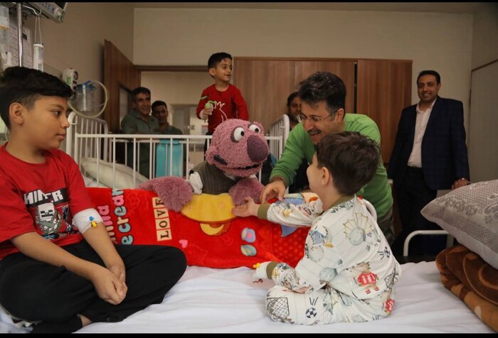 ببینید | بازیگر «پایتخت» به بیمارستان رفت | ملاقات با کودکان مجروح