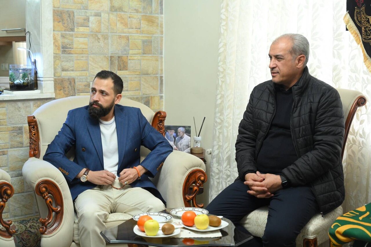 محسن افشانی در کنار خانواده شهدا | روایت یک دیدار+فیلم