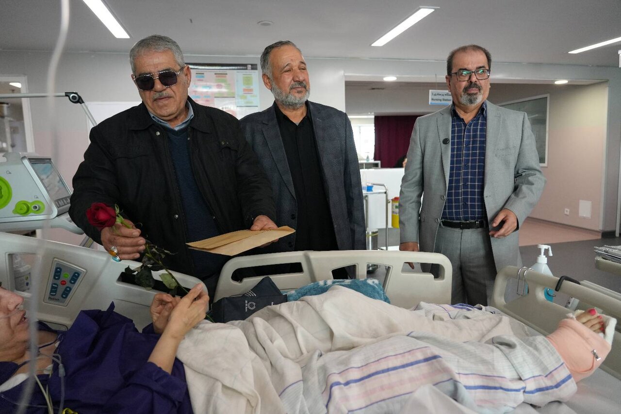 عیادت موکب داران عراقی از مجروحان جنگی تهران