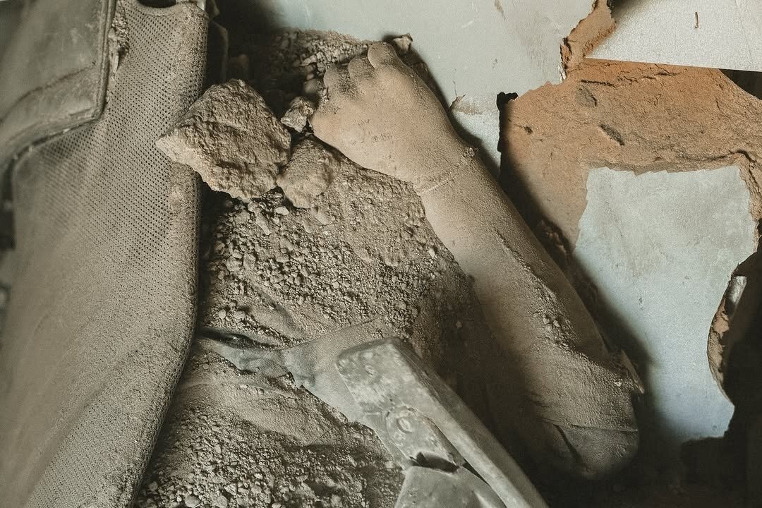 تصویر بسیار دردناک از یک دختر ایرانی در آوار بمباران (+۱۸)