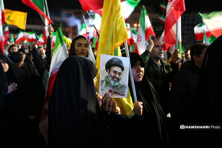 تجمع شبانه مردم تهران در میدان انقلاب