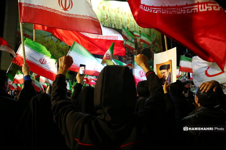 تجمع شبانه مردم تهران در میدان انقلاب