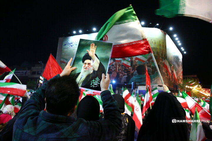 تجمع شبانه مردم تهران در میدان انقلاب