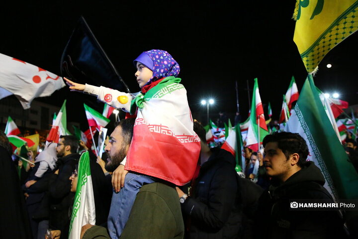 تجمع شبانه مردم تهران در میدان انقلاب