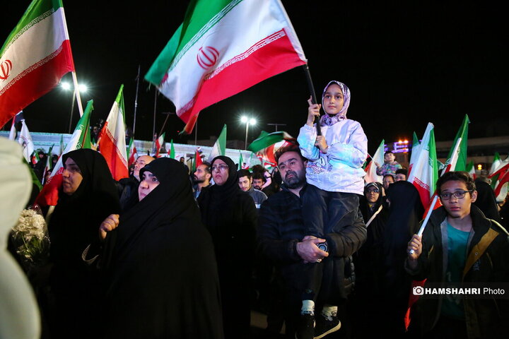 تجمع شبانه مردم تهران در میدان انقلاب
