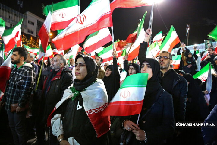 تجمع شبانه مردم تهران در میدان انقلاب