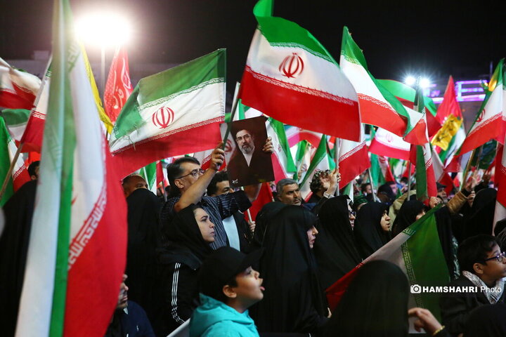 تجمع شبانه مردم تهران در میدان انقلاب