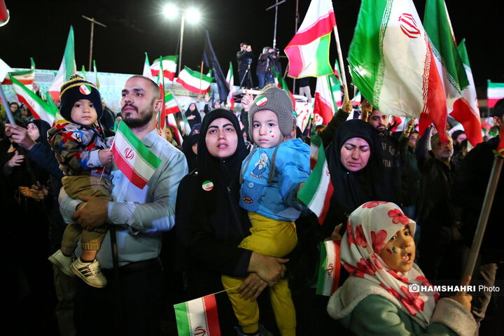 تجمع شبانه مردم تهران در میدان انقلاب
