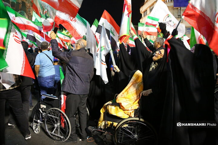 تجمع شبانه مردم تهران در میدان انقلاب