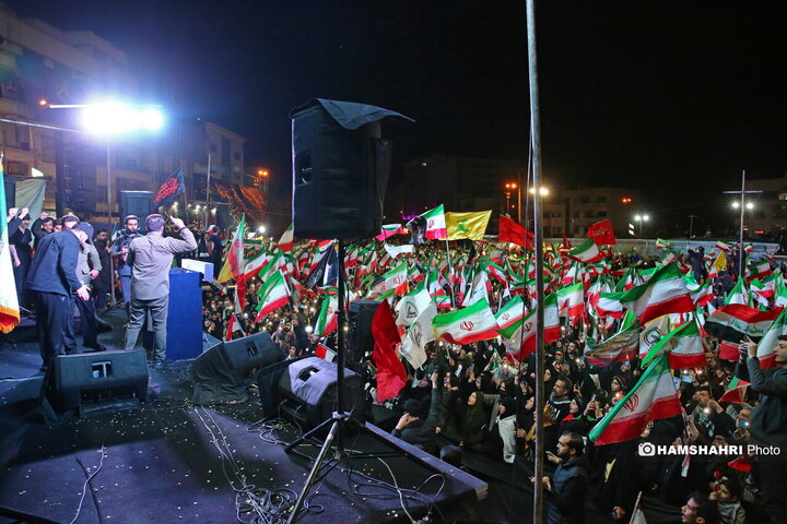 تجمع شبانه مردم تهران در میدان انقلاب