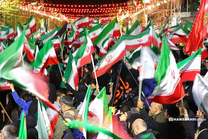 تجمع شبانه مردم تهران در میدان انقلاب