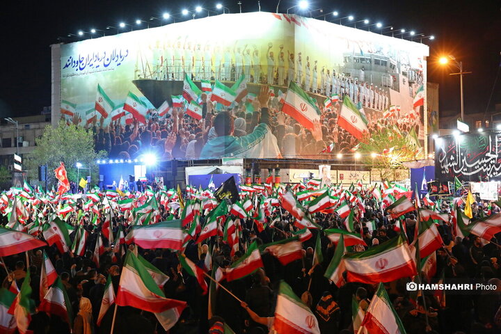تجمع شبانه مردم تهران در میدان انقلاب