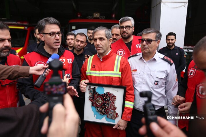 قدردانی ورزشکاران و هنرمندان از آتش نشان ها