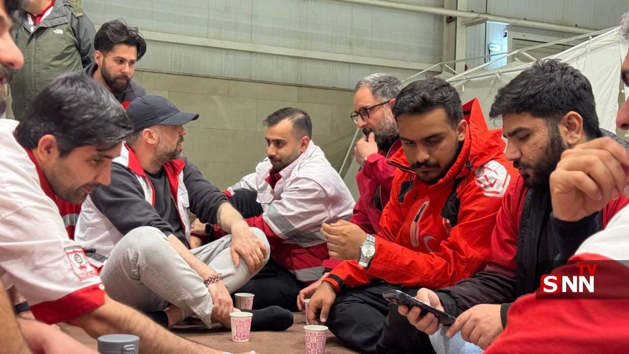 خواننده رپ در کنار امدادگران هلال احمر | تصاویر