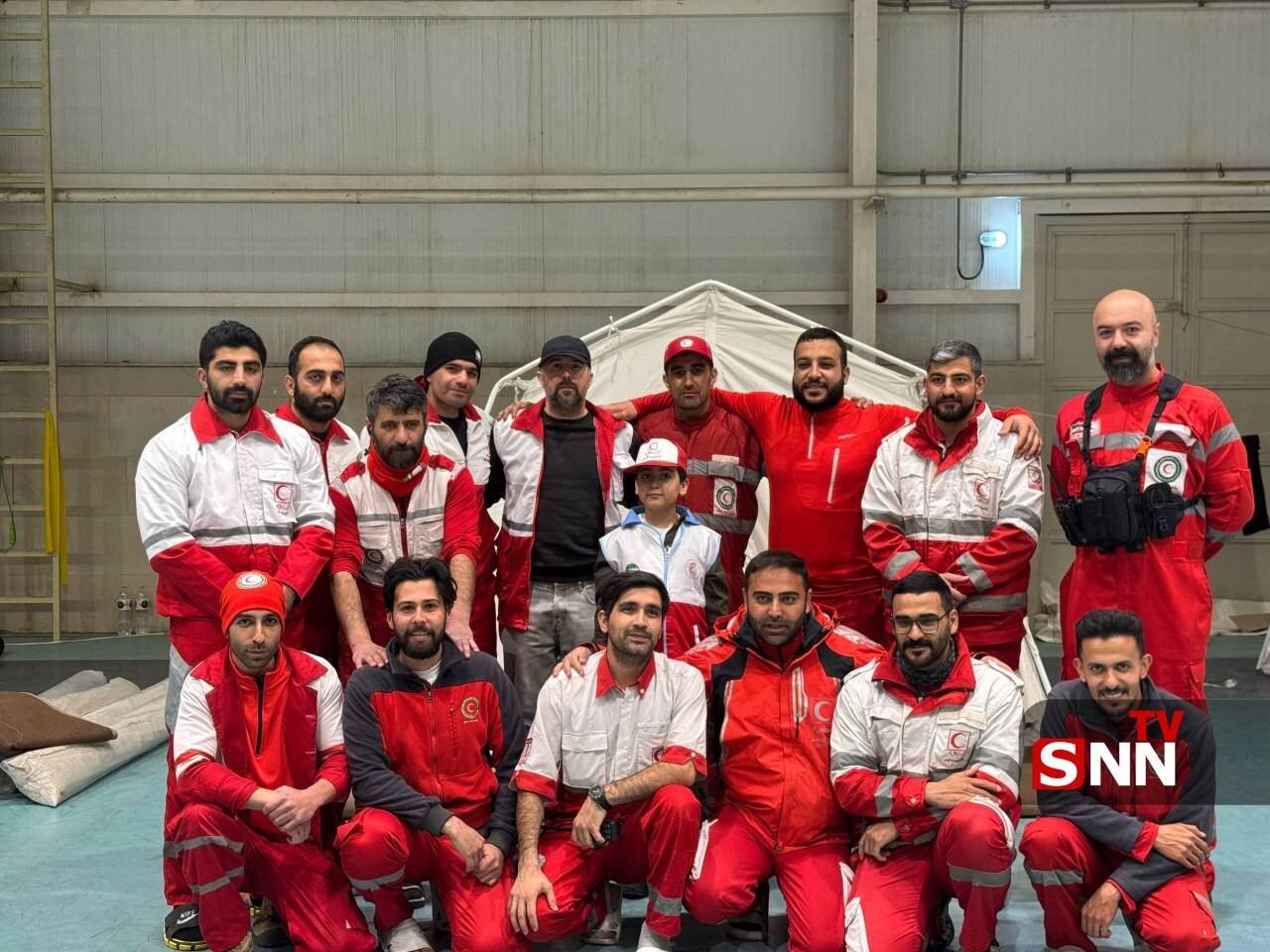 خواننده رپ در کنار امدادگران هلال احمر | تصاویر