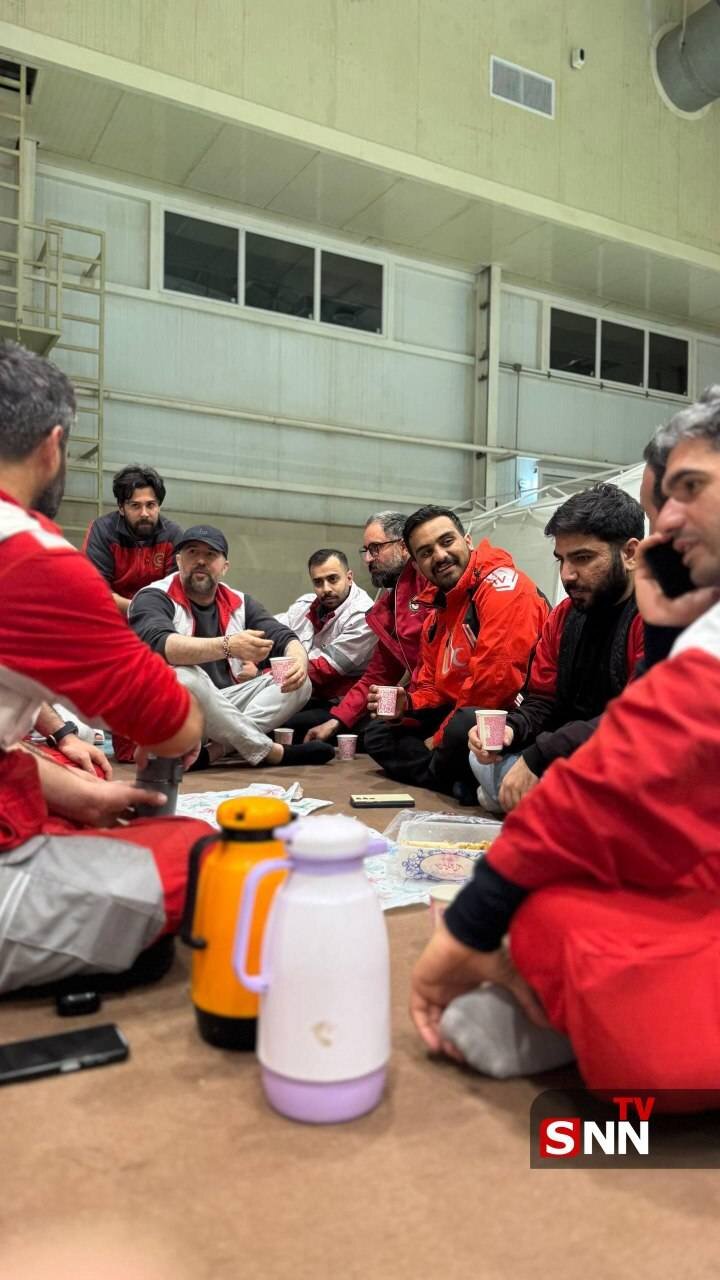 خواننده رپ در کنار امدادگران هلال احمر | تصاویر